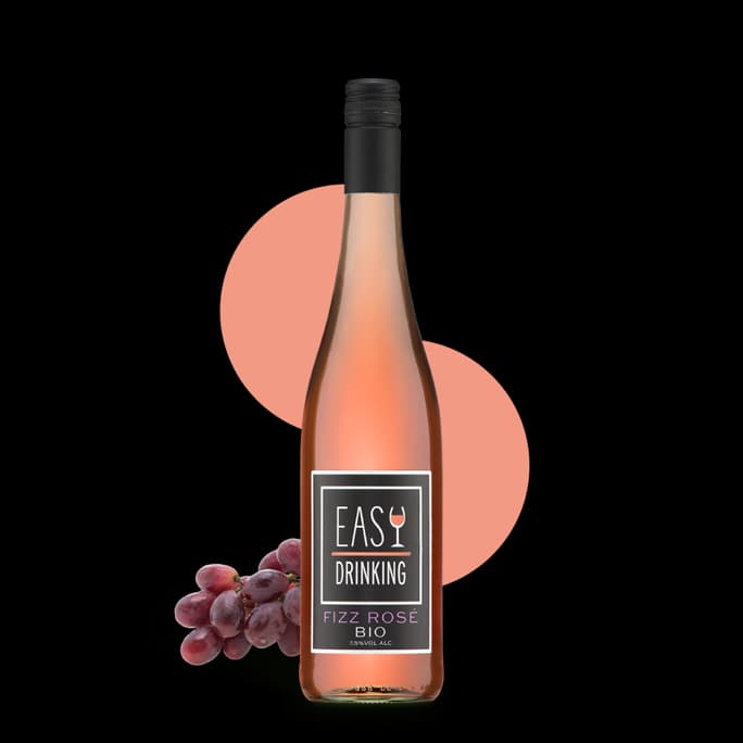 Flasche des Easy Drinking fizz Rosé mit spritzigem, lachsfarbenem Inhalt und modernem Etikett.