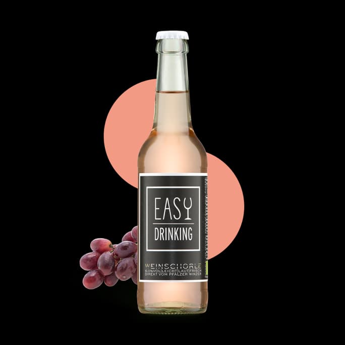Die 0,33L Longneck-Flasche der Easy Drinking Bio Weinschorle Rosé vor hellem Hintergrund.
